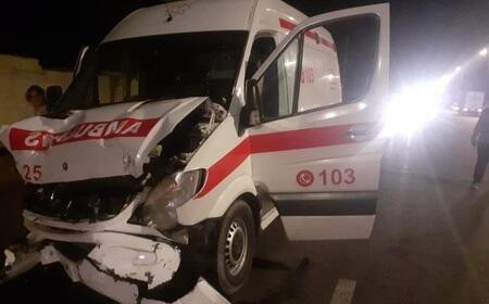 Bakıda motosikletlə ambulans toqquşdu: