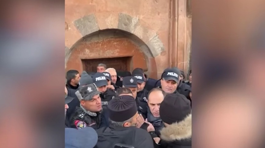 İrəvanda keşiş kilsəyə buraxılmadı: