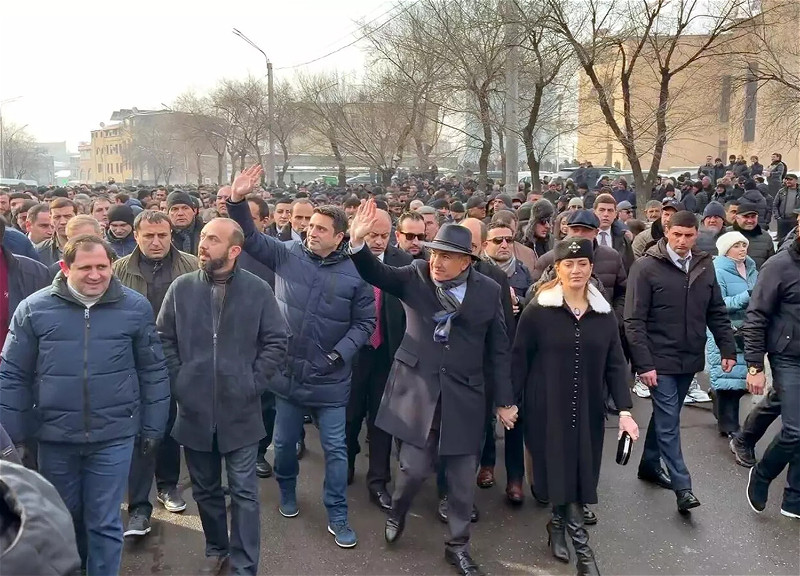 İrəvanda Paşinyanın rəhbərliyi ilə “dini yürüş”ə start verilib