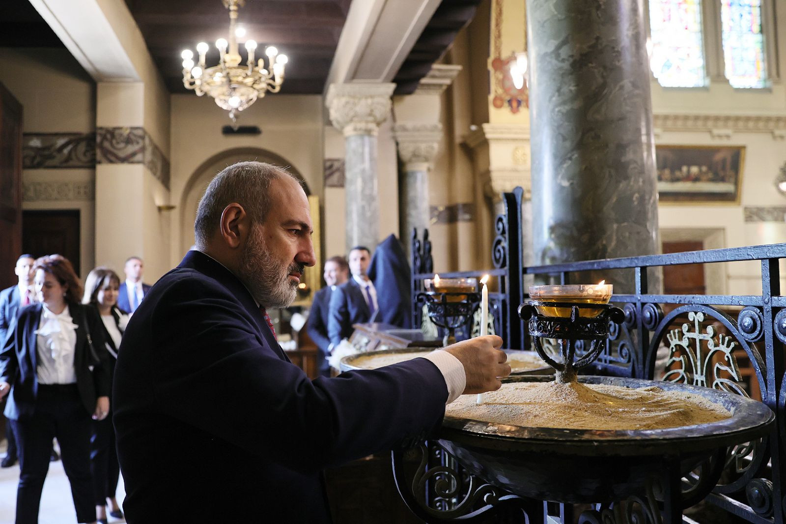 Ermənistanda ara qarışır: Paşinyanla kilsə üz- üzə