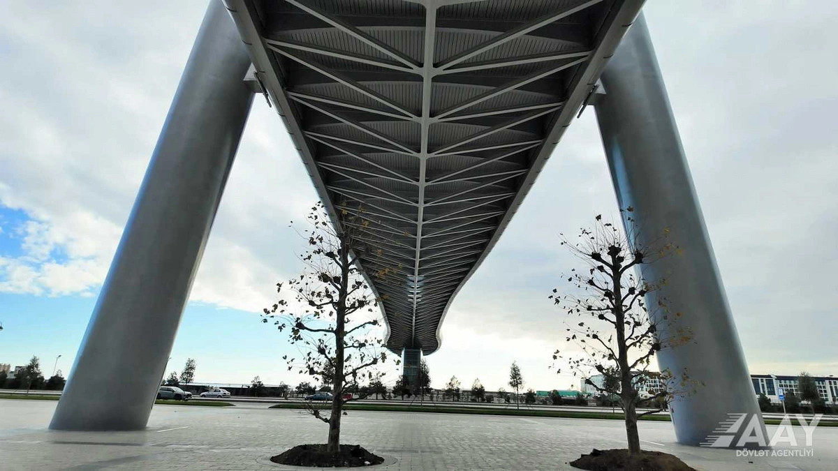 Bakıda Ağ Şəhərdə yeni piyada körpüsü inşa edilib