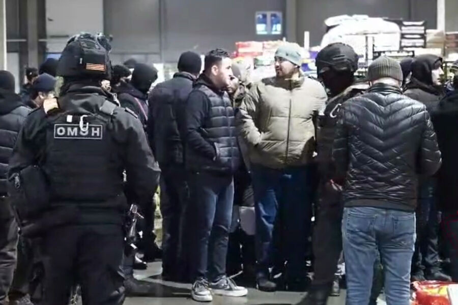 Sankt-Peterburqun mərkəzində miqrantlara qarşı şüarlar səsləndirilib