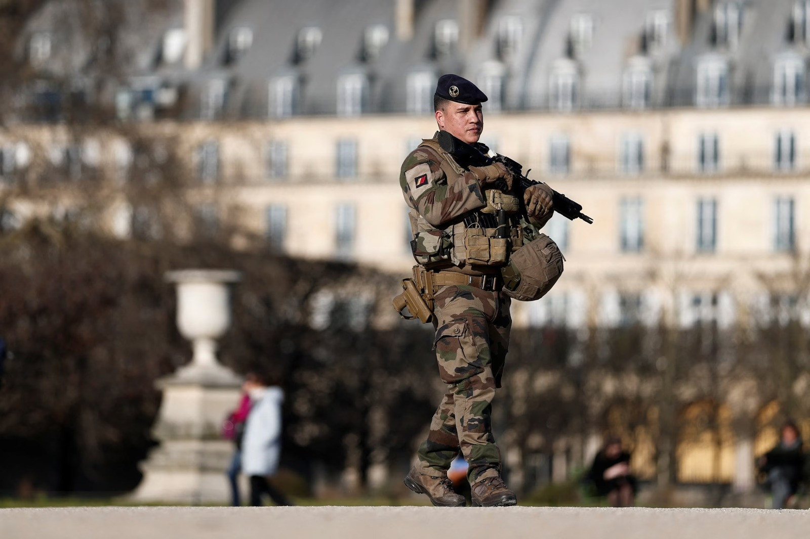 Fransa Ukraynada hərbçilərini təhlükəsiz zonaya köçürəcək