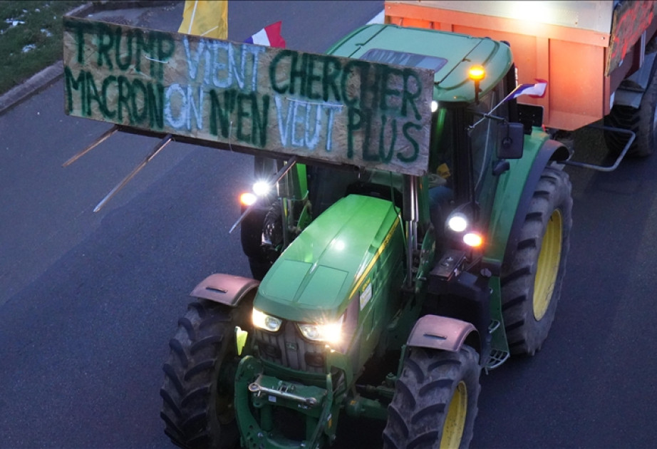 Fransada etirazlar: fermerlər yolları gübrə ilə doldurdu