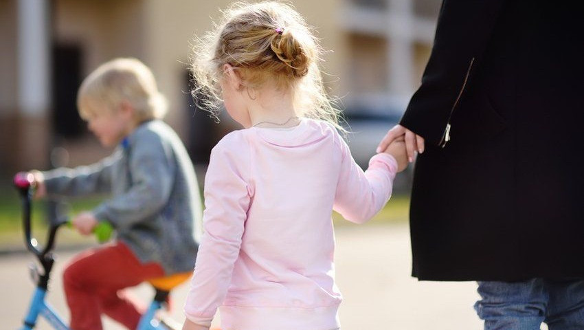 Azərbaycanda subay valideynlər də uşaq sahibi ola bilər