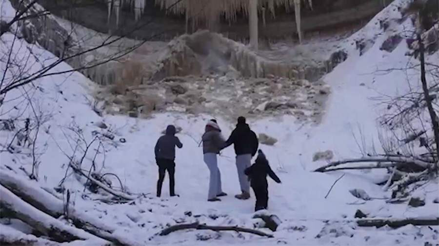 Estoniyada Valaste şəlaləsində buz parçası turistlərin üzərinə düşüb