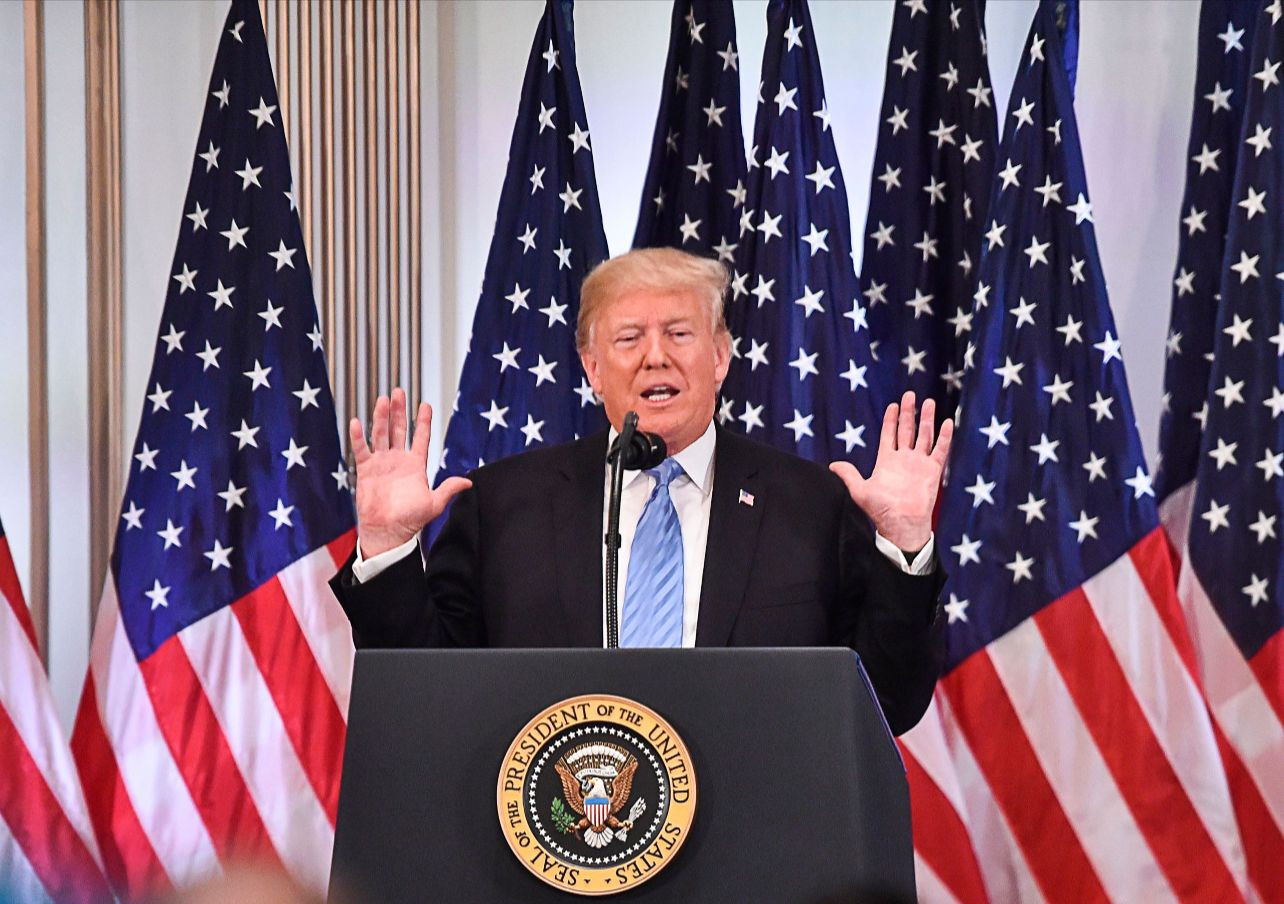 Tramp mətbuat konfransında gözlənilməz hərəkətlər etdi