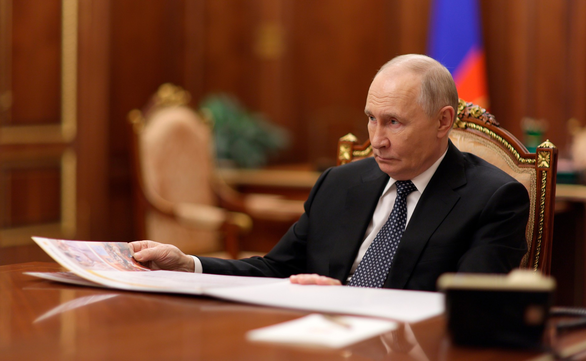 Putinin şəkli olan plakat qalmaqala səbəb oldu