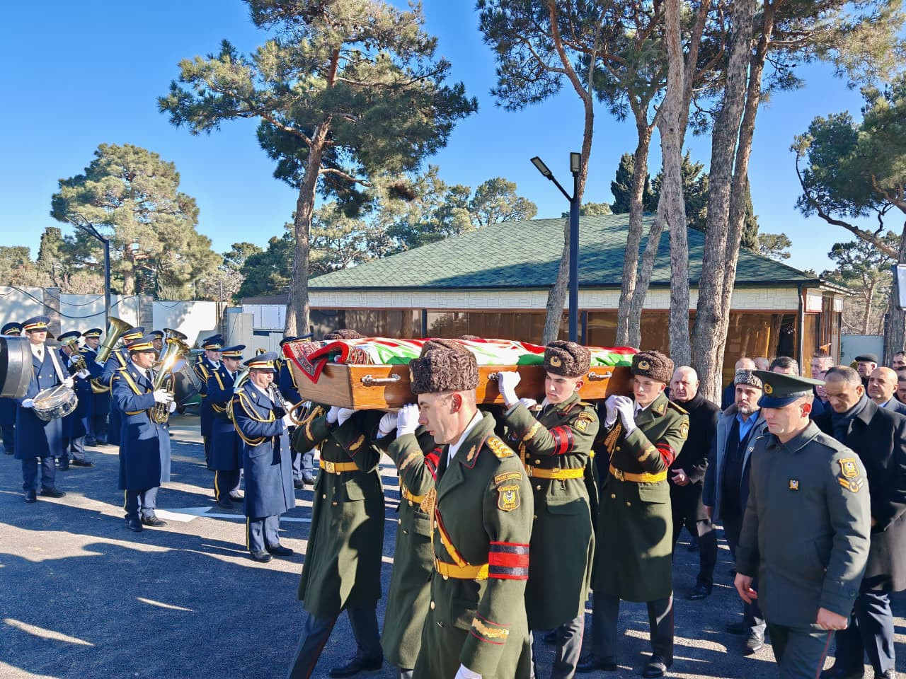 Milli Qəhrəman dəfn olundu - Fotolar