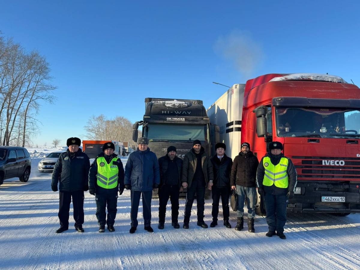 Qazaxıstan polisi azərbaycanlı sürücülərə kömək edib