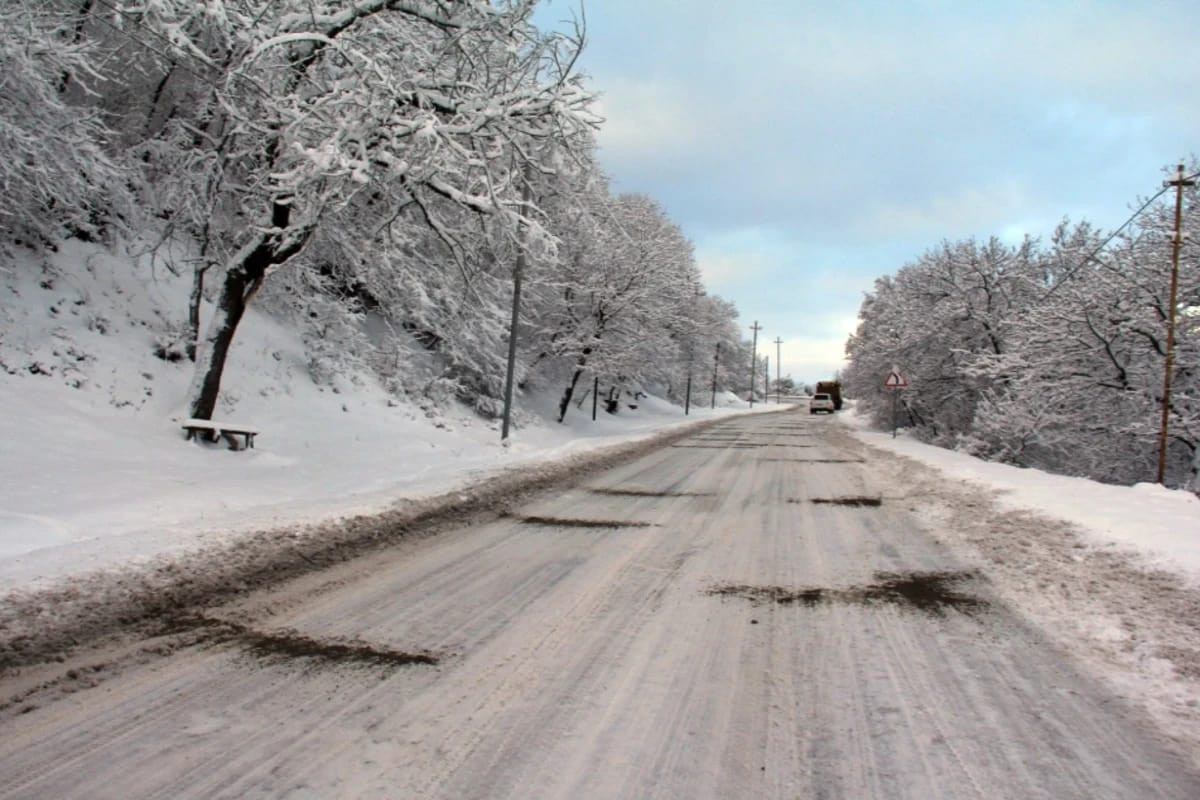 Ağsu aşırımında nəqliyyatın hərəkətində çətinliklər yaranıb