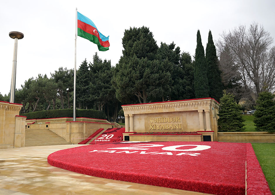 Müdafiə Nazirliyinin rəhbərliyi Şəhidlər xiyabanını ziyarət edib