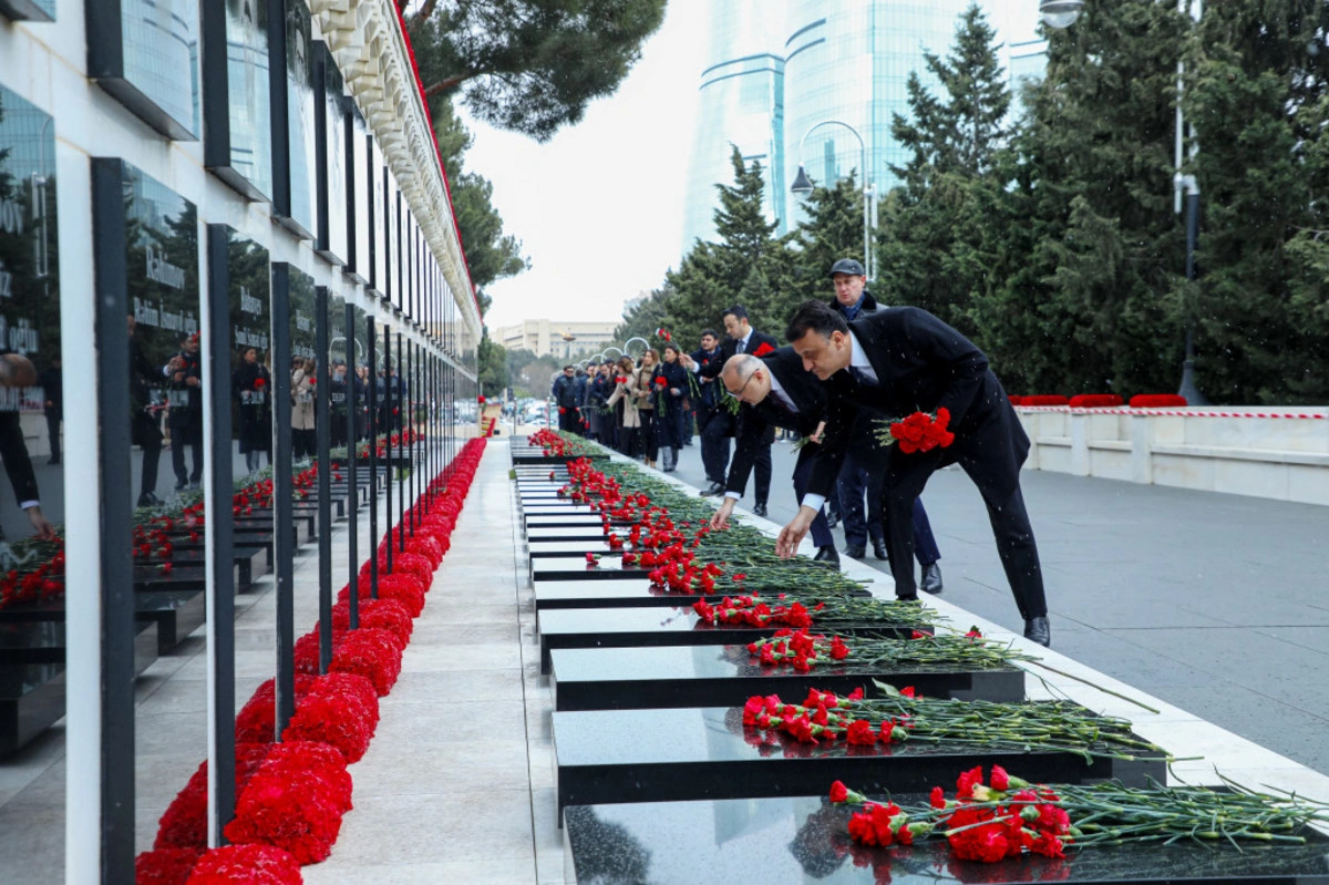 TƏBİB rəhbərliyi Şəhidlər xiyabanını ziyarət edib