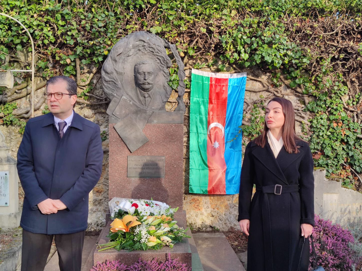 Azərbaycanın Fransadakı səfirliyi 20 Yanvar faciəsinin ildönümü münasibətilə Topçubaşovun məzarını ziyarət edib