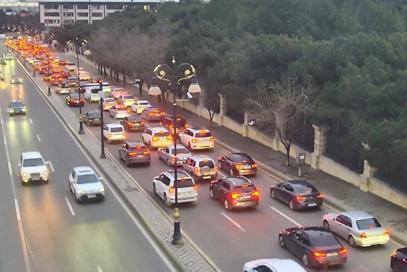 Bakıda 14 istiqamətdə tıxac müşahidə olunur