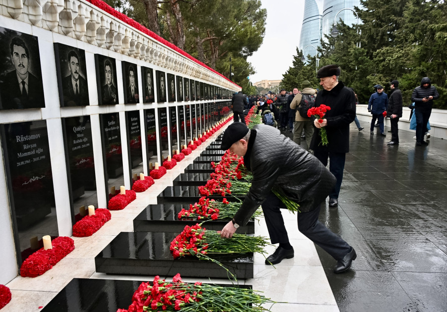 Yeni Azərbaycan Partiyasının nümayəndələri Şəhidlər xiyabanını ziyarət ediblər