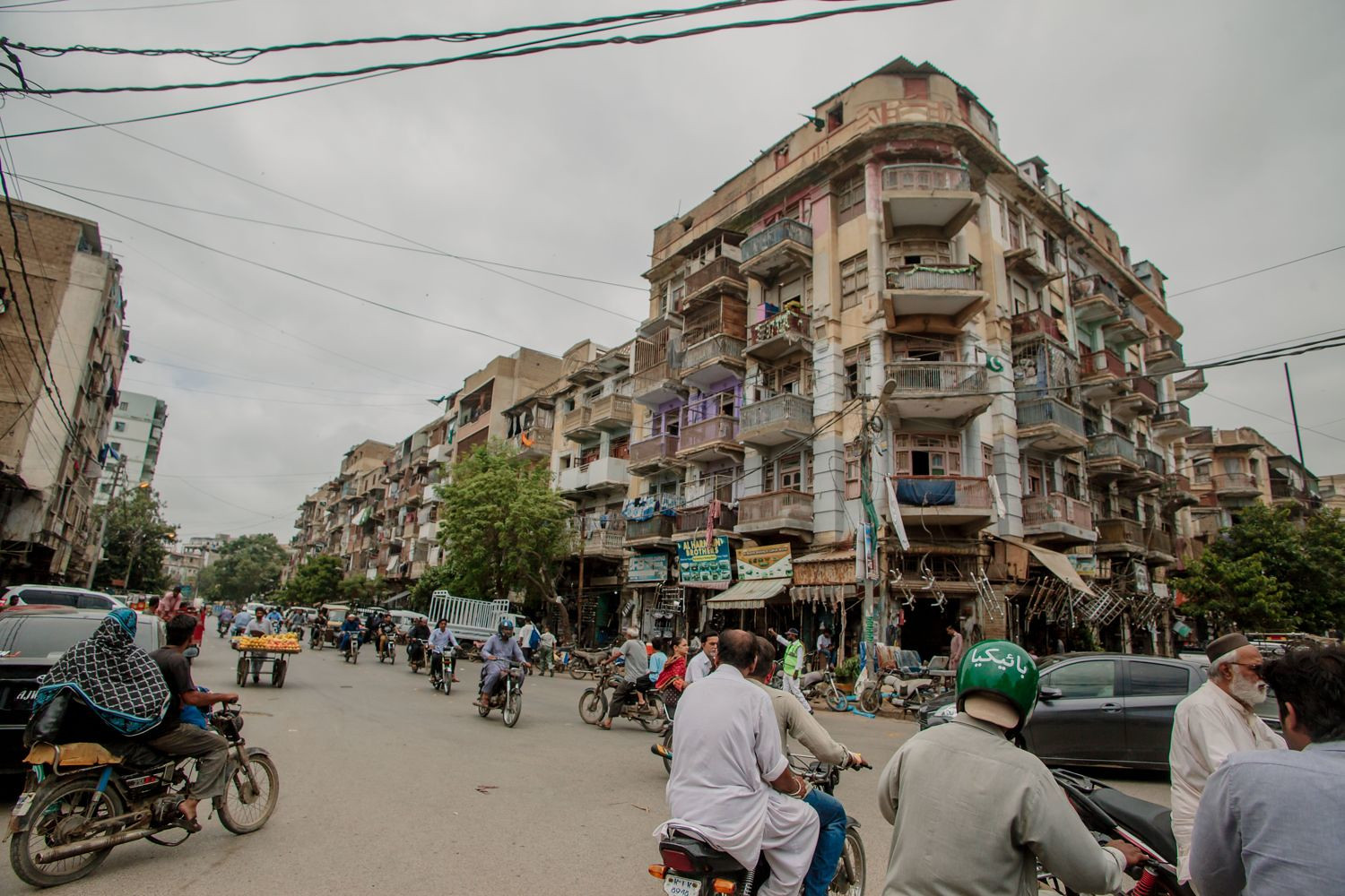 Pakistanda ticarət mərkəzində yanğın olub: