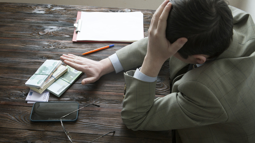 300 min borca düşən vəzifəli şəxs işdən çıxarıldı