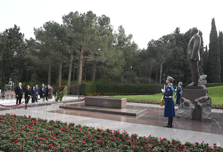 İspaniya Deputatlar Konqresinin sədri Ulu Öndərin məzarını ziyarət edib