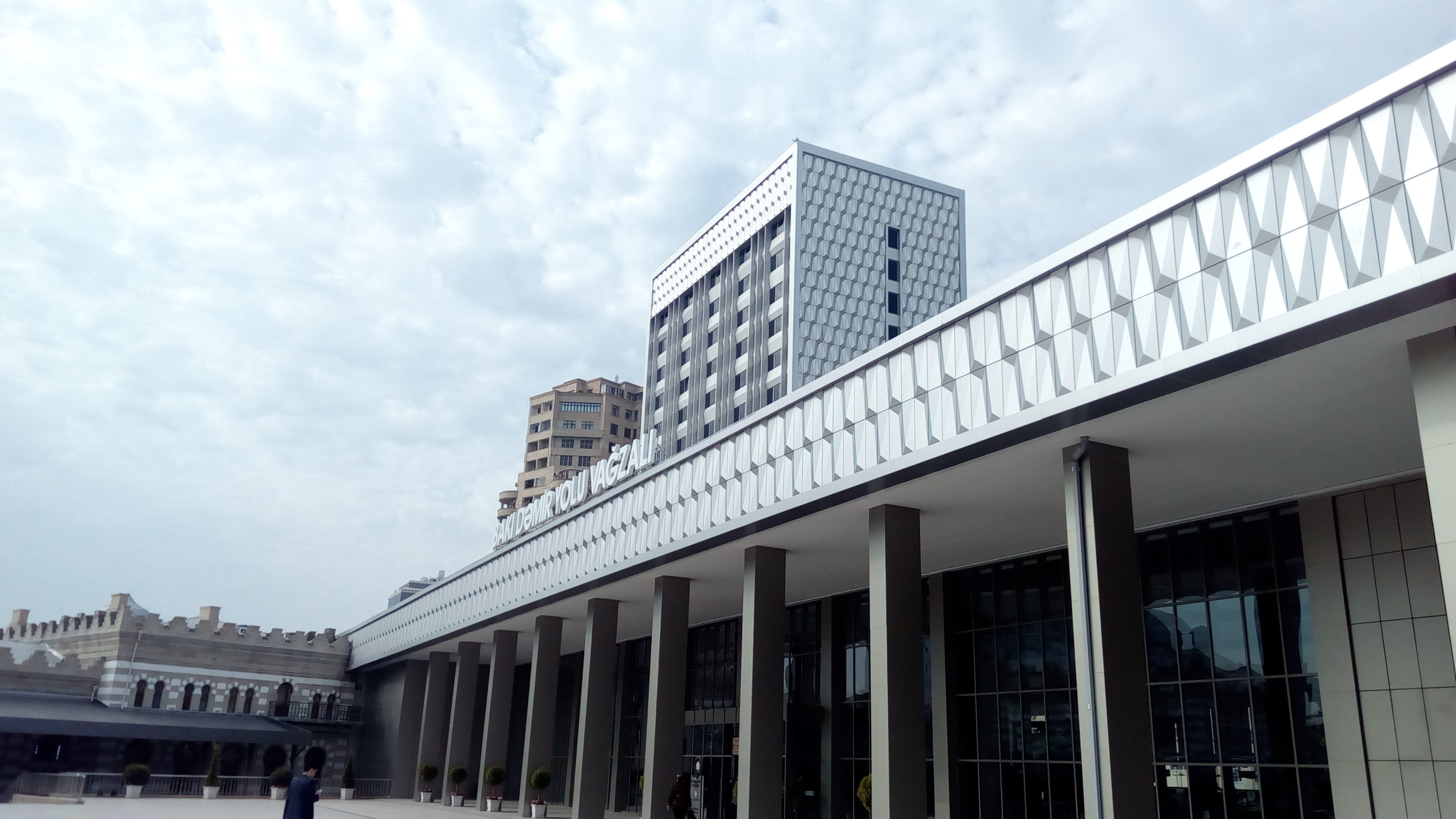 Kişi Dəmiryol Vağzalının girişində yıxılıb