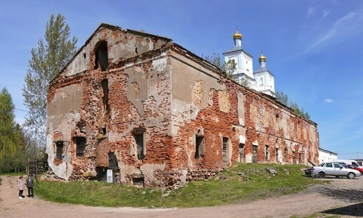 Tarixi bina 28 manata satıldı