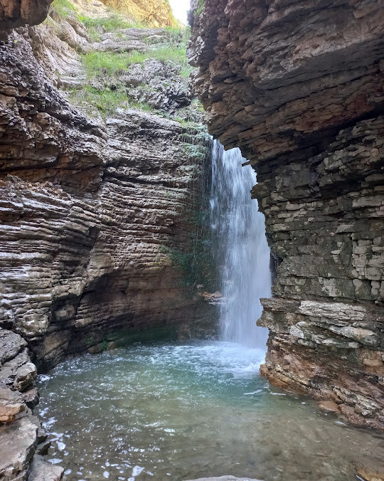 Qubanın sıldırım dağları arasında gizlənən gizlənən Gur-Gur şəlaləsi