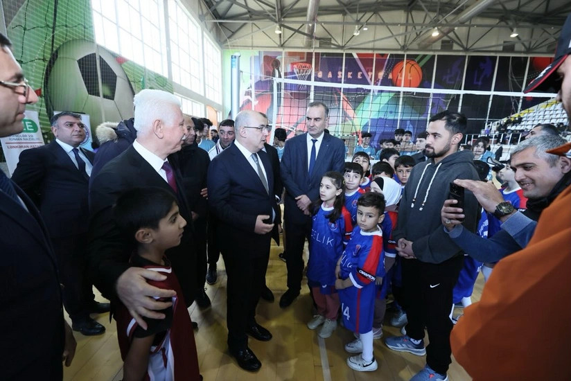 Şahin Bağırov yeniyetmə voleybolçularla və məşqçilərlə görüşüb