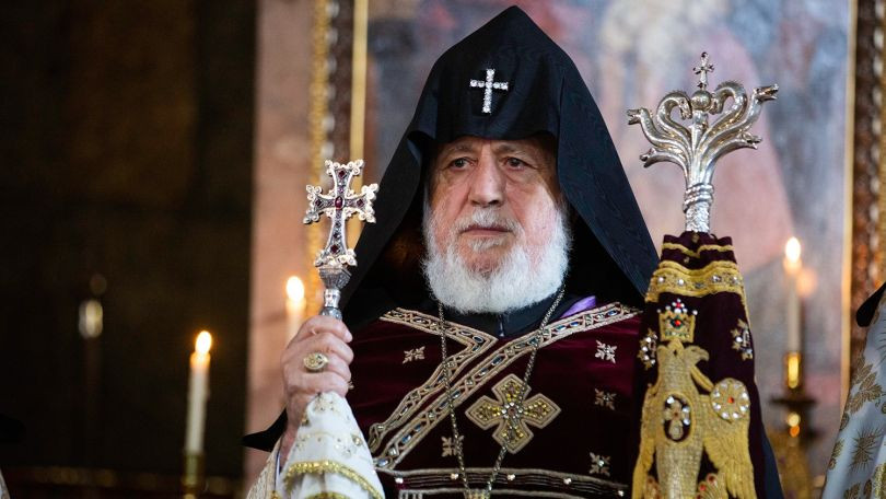 II Qaregin kilsədə Azərbaycan mahnılarına qulaq asır -