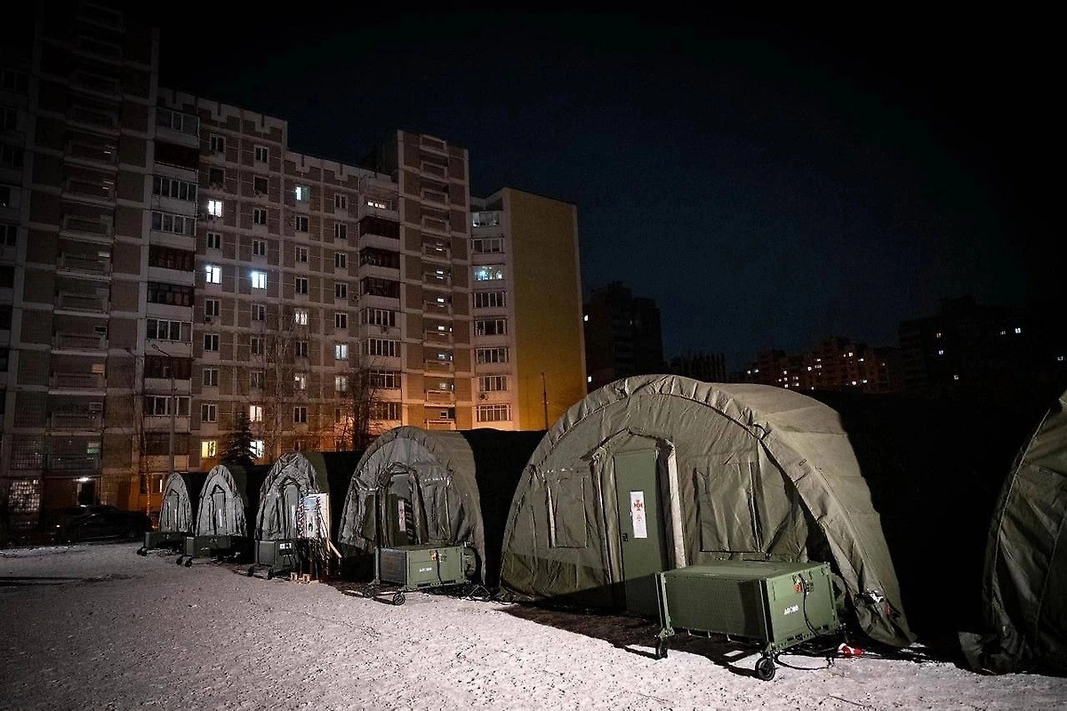 Zelenski: Kiyevin sol sahilində minə yaxın ev istiliksiz qalıb