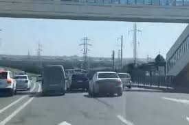 Yolda sürət yarışı təşkil edən sürücülər saxlanılıb