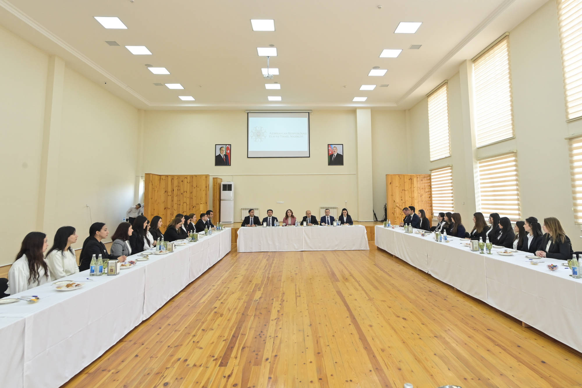 Emin Əmrullayev Mingəçevirdə gənc müəllimlərlə görüşüb