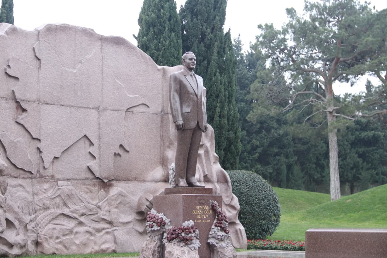 Özbəkistan universitetlərinin professor-müəllim heyəti Birinci Fəxri Xiyabanı və Şəhidlər Xiyabanını ziyarət ediblər