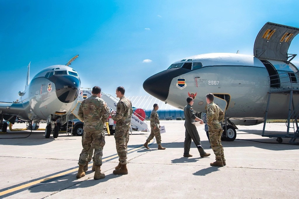 ABŞ nüvə izləmə təyyarəsi Britaniyaya eniş edib