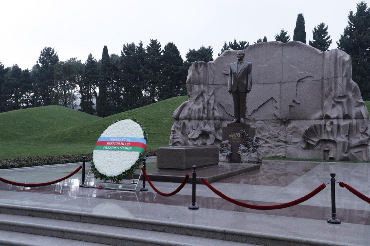 Özbəkistan universitetlərinin professor-müəllim heyəti Birinci Fəxri Xiyabanı və Şəhidlər Xiyabanını ziyarət ediblər