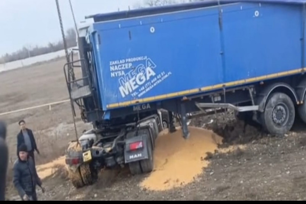 Ucarda yük maşını ilə minik maşını toqquşub