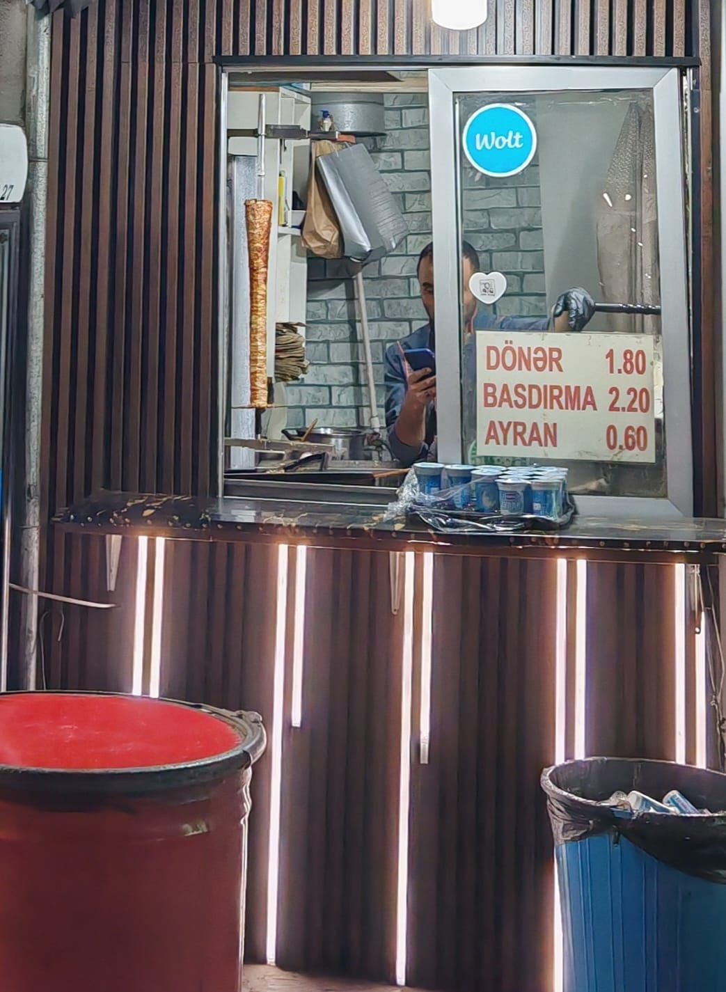 Dönərxanalardan reportaj: Biri öskürür, digəri isə...