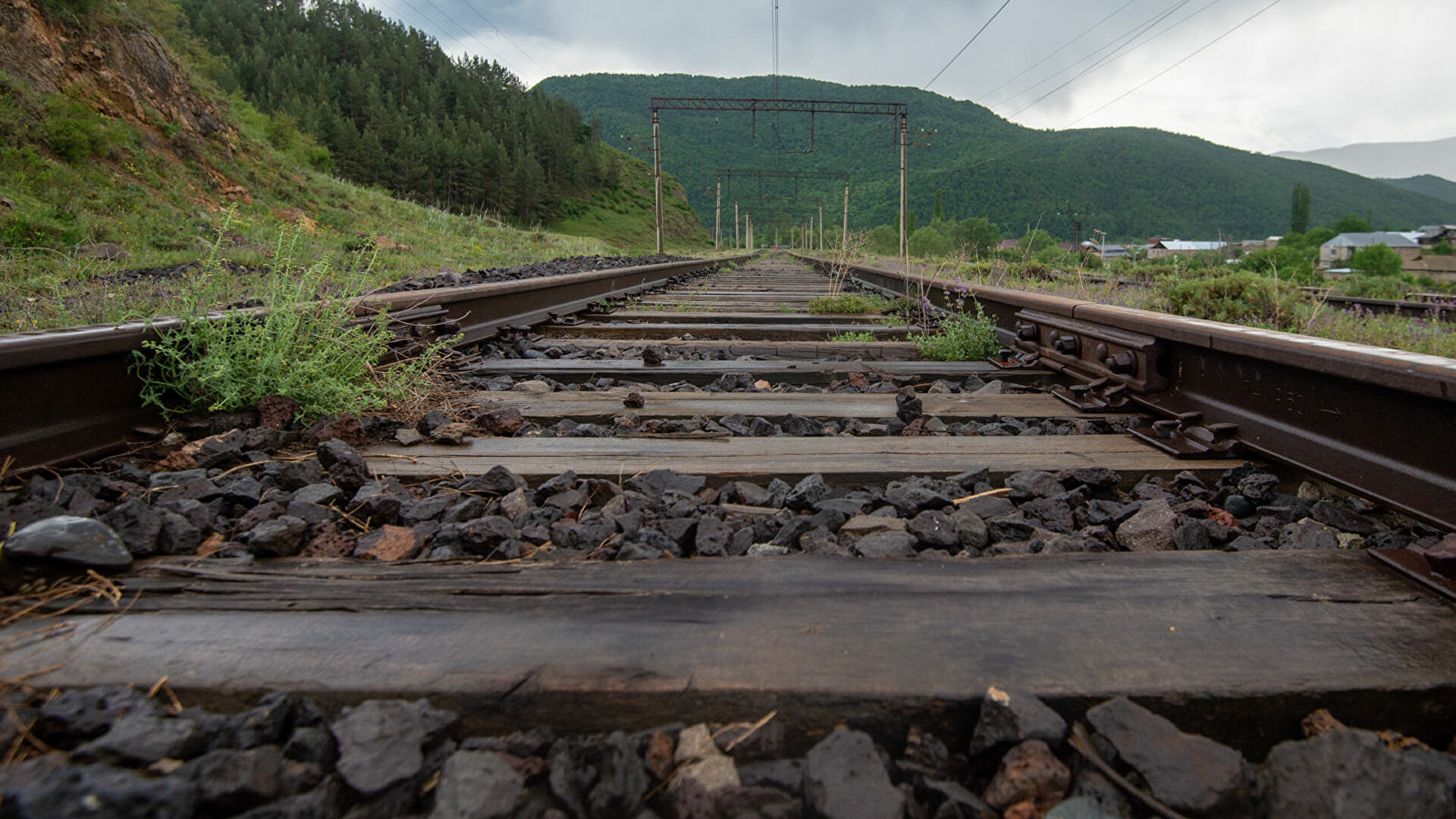 Ermənistan Azərbaycan və Türkiyəyə gedən dəmir yolu xətlərinin bərpasına hazır olduğunu açıqlayıb