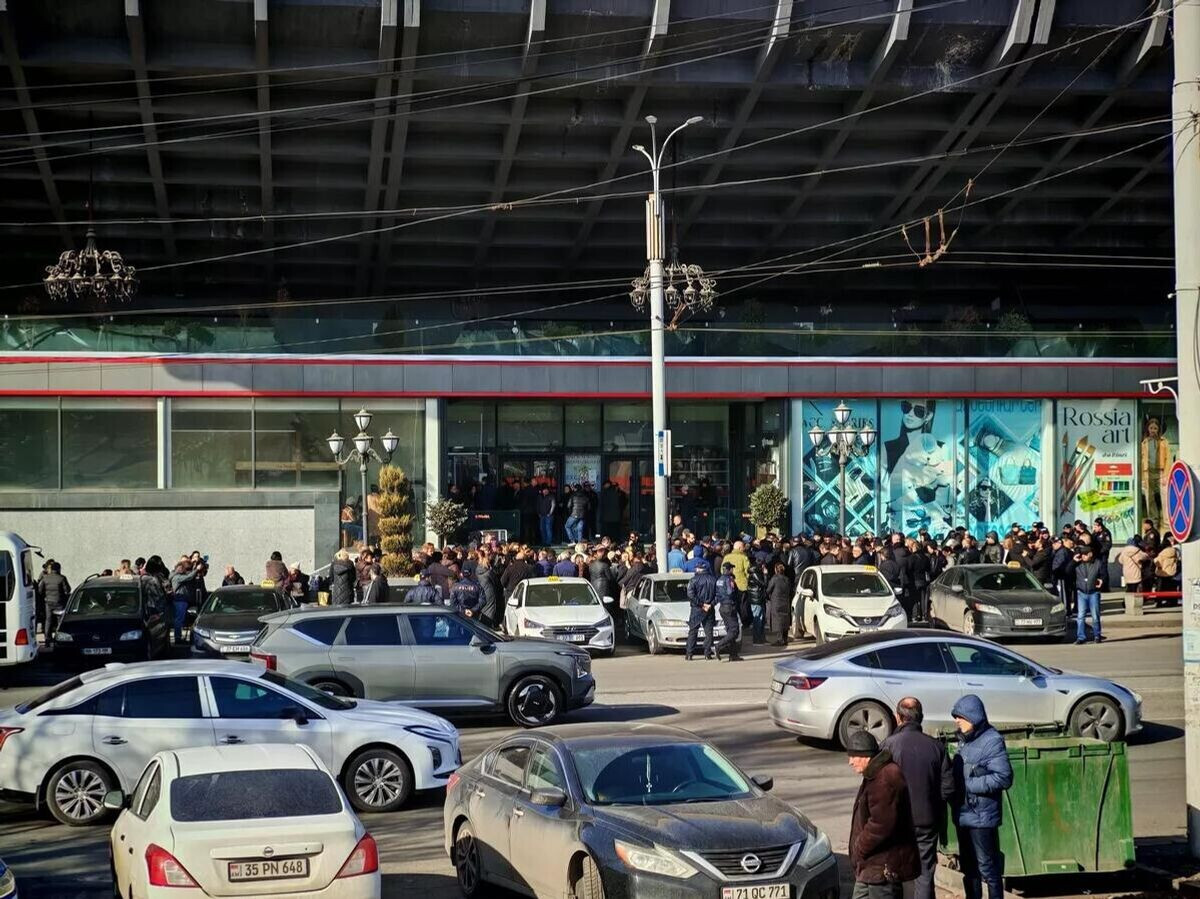 İrəvanda “Rusiya” yarmarkasının ticarətçiləri köçürülməyə etiraz ediblər