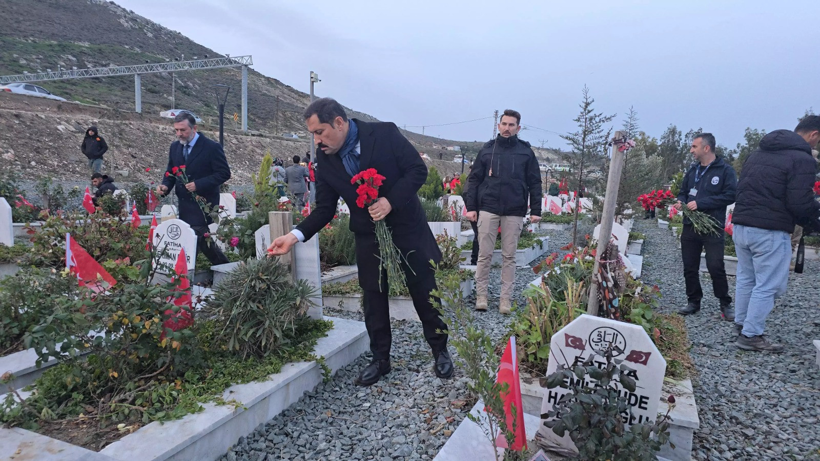 Hatayda zəlzələ qurbanlarının xatirəsinə “səssiz yürüş” keçirilib