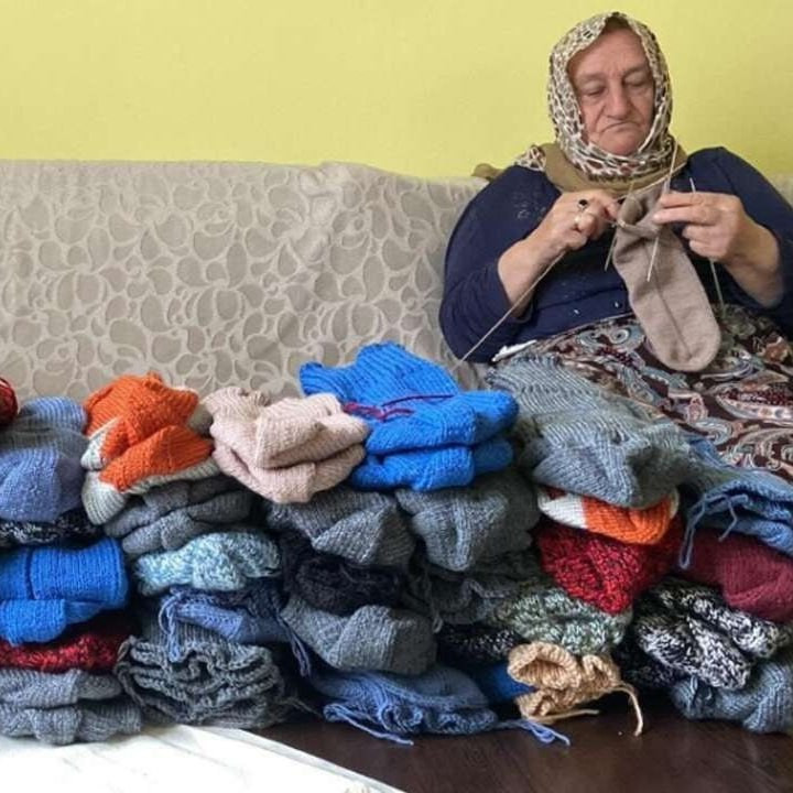 İllərlə toxuduğu corablarla əsgərlərin ürəyini isidən qadın