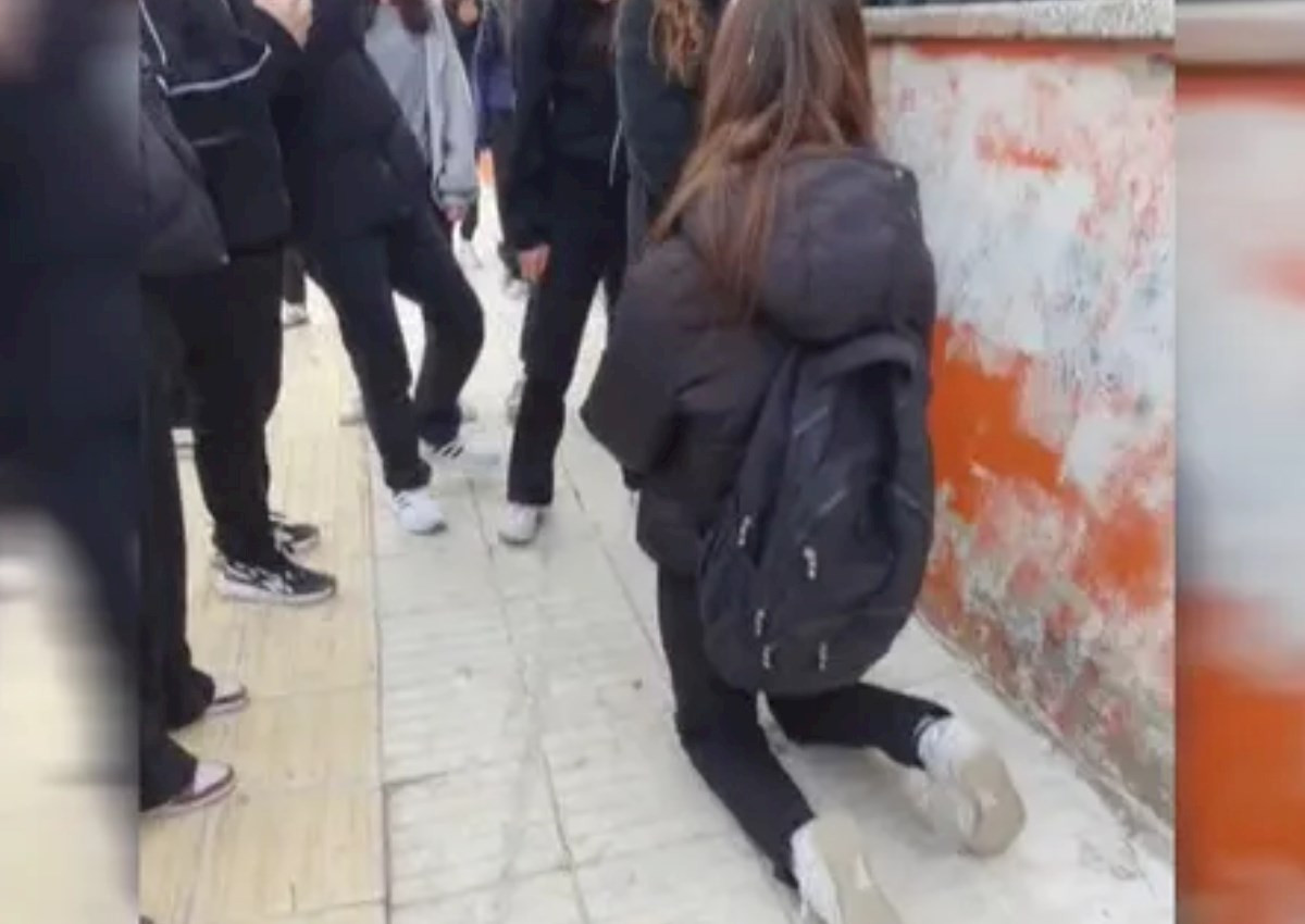 13 yaşlı qızı diz çökdürüb ÜZR İSTƏTDİLƏR