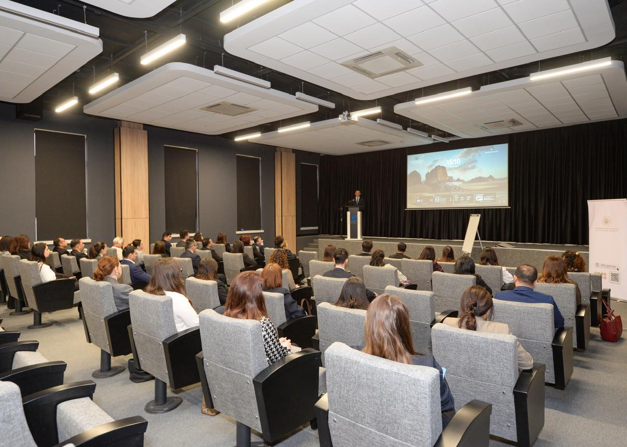 Elm və Təhsil Nazirliyinin əməkdaşları üçün insan hüquqları mövzusunda təlim keçirilib