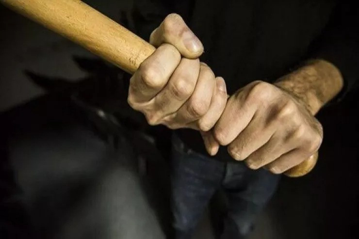 Gənc oğlan taxta dəyənəklə yeznəsinin başını yarıb