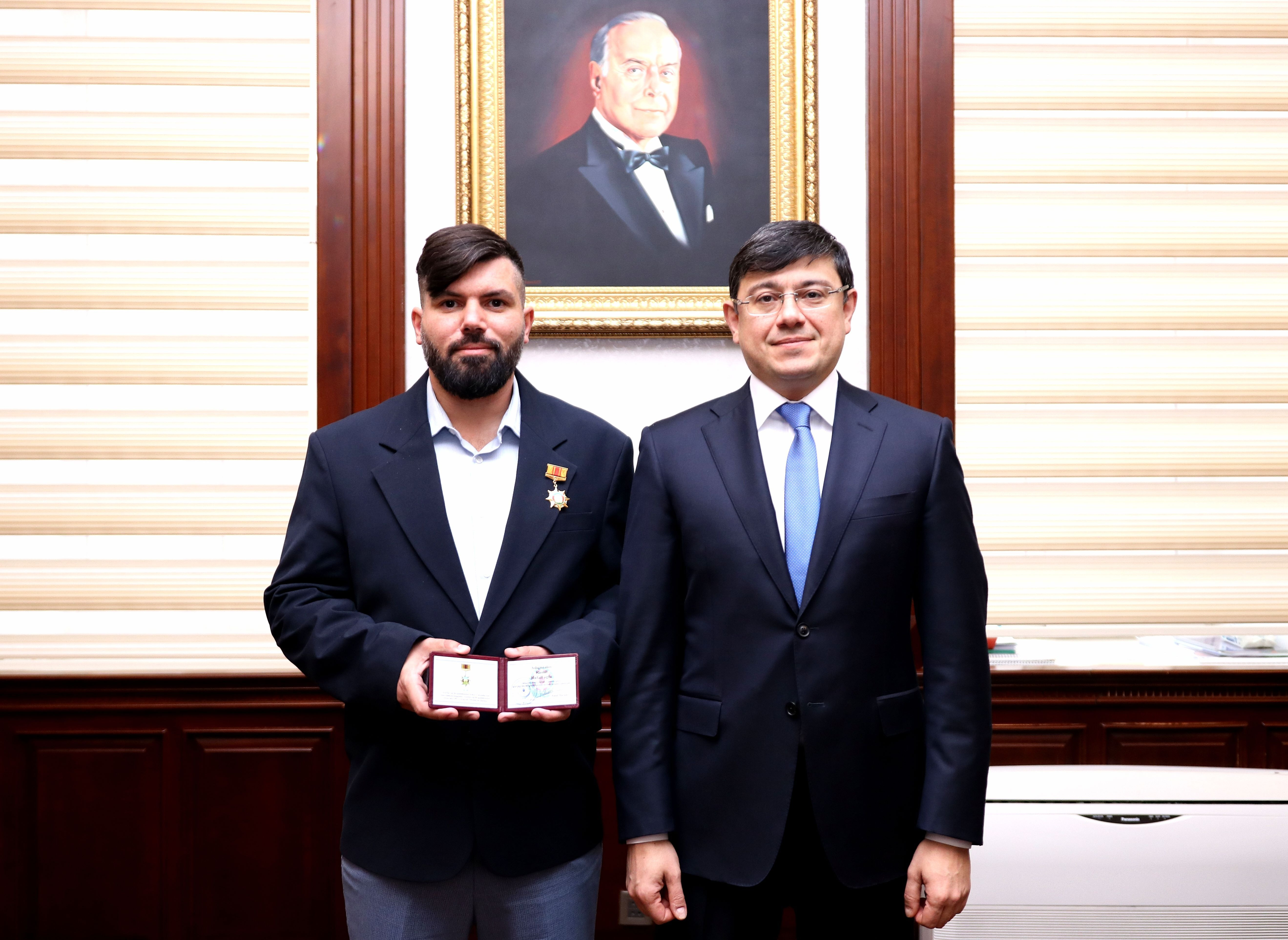 Komitə sədri bu şəxsi mükafatlandırdı