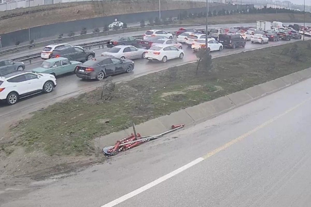 Sürücülərin NƏZƏRİNƏ! Qəza olub, bu ərazidə TIXAC VAR