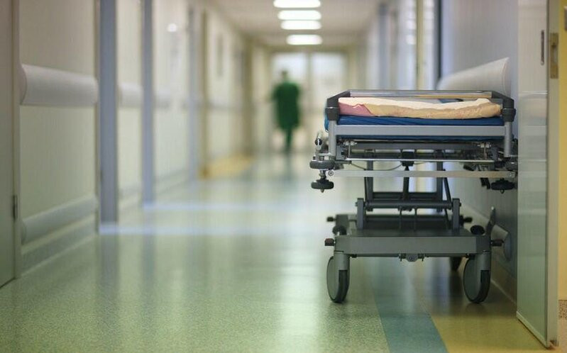 Yeniyetmənin qarnına dəmir ba-