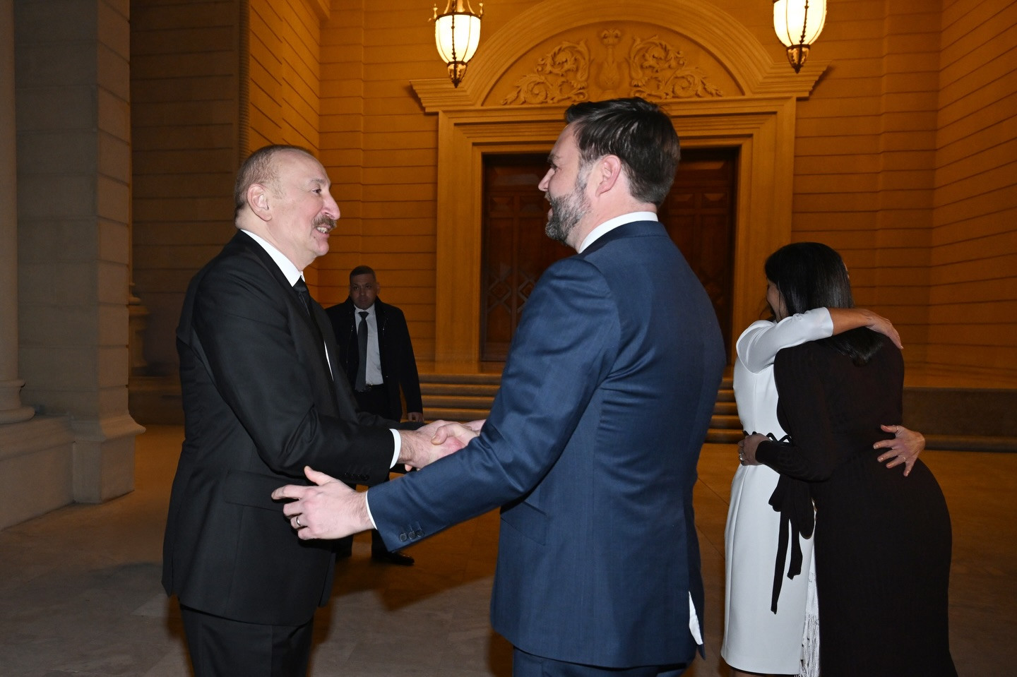 Prezidentin sosial media səhifələrində ABŞ Vitse-prezidenti ilə görüşünə dair video paylaşılıb