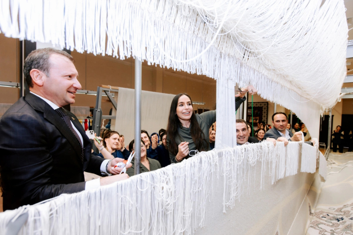 "Azərxalça"nın Şuşa məscidi üçün hazırladığı dairəvi əl xalçasının kəsim mərasimi olub