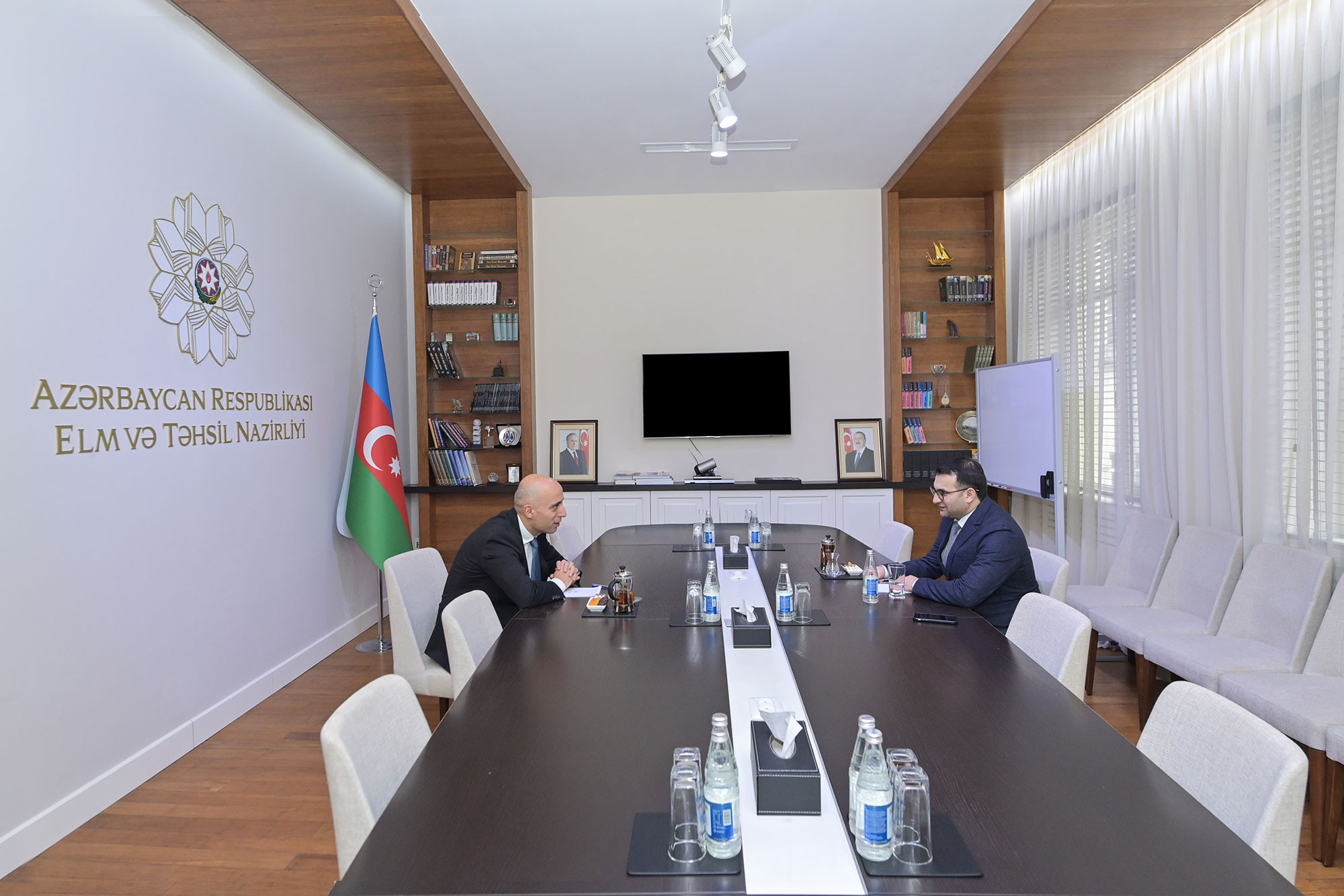 Emin Əmrullayev "Yüksəliş" müsabiqəsinin qalibləri ilə görüşüb