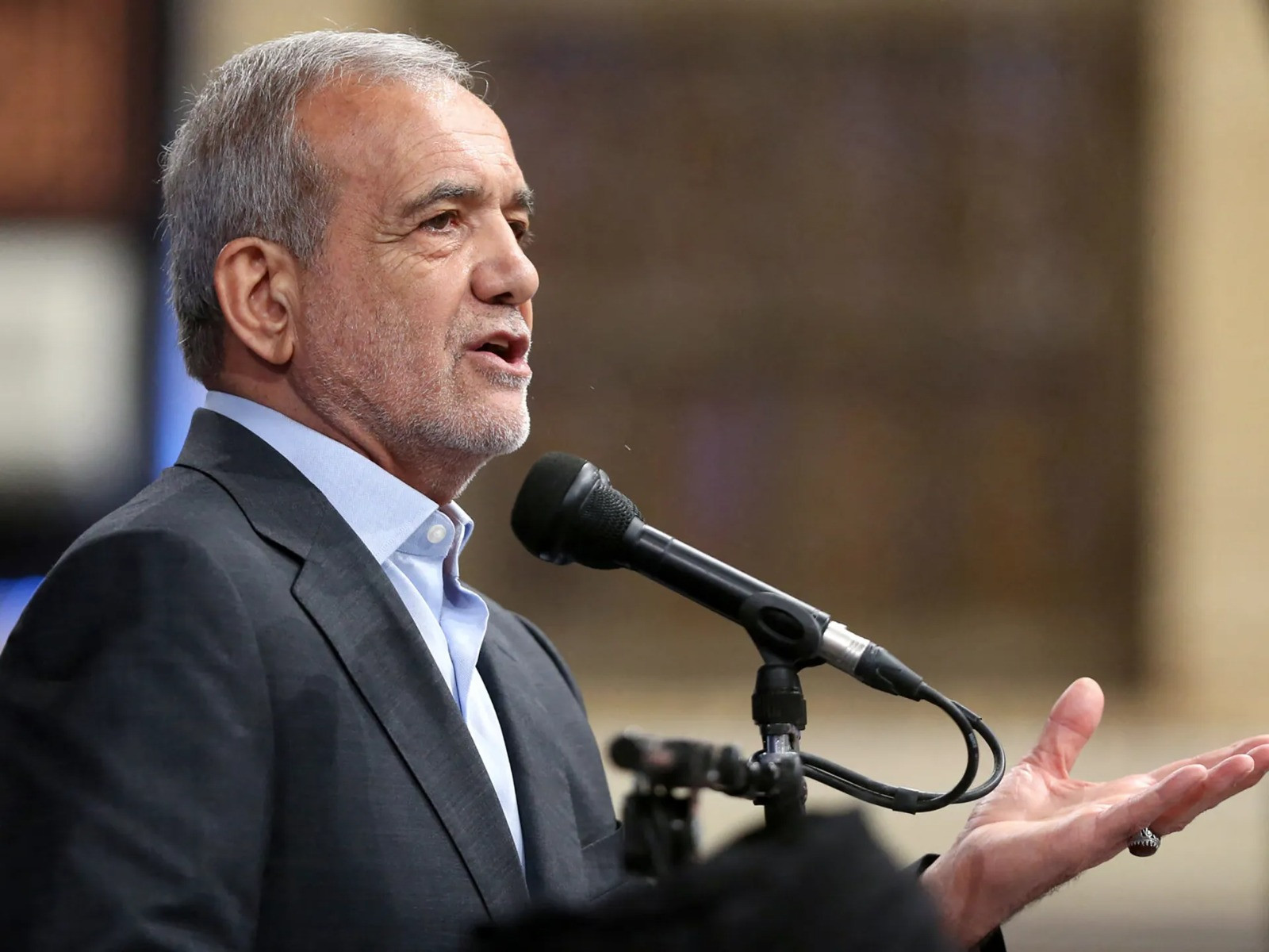 Pezeşkian Azərbaycan dilində şeir dedi – zal ayağa qalxdı